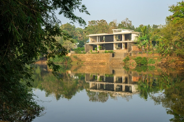 The House That Meets the River / LIJO RENY architects - Exterior Photography, House Interiors