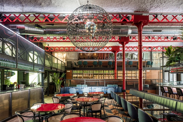 Interiores de bares y restaurantes que fusionan culturas, artes y materiales: El Equipo Creativo y sus obras en Barcelona - Imagen Principal