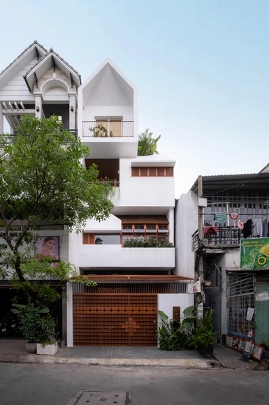 Casa NHÀ QUANH SÂN / AD+studio - Fotografia de Exterior, Casas, Balcão