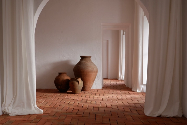 En conexión con la tierra: explorando pisos de tierra a través de 10 interiores contemporáneos - Imagen Principal