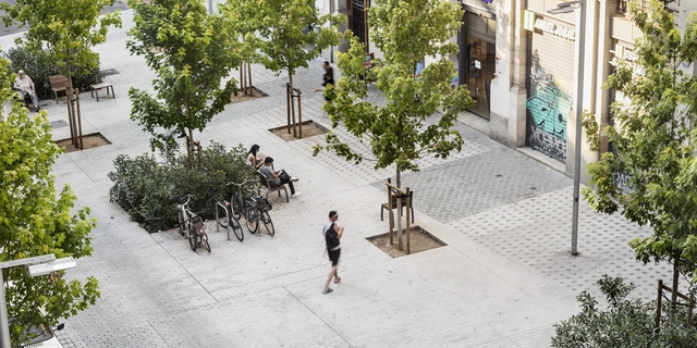 Entorno Mercado del Born. Calle Comerç / Vora Arquitectura - Fotografía exterior, Espacio Público
