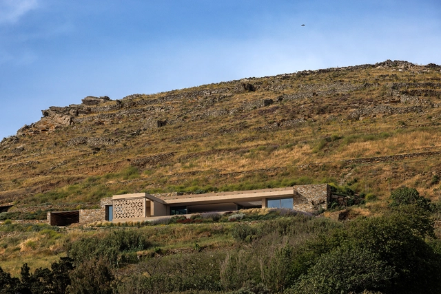 The Slot House / Katerina Valsamaki Architects - Houses