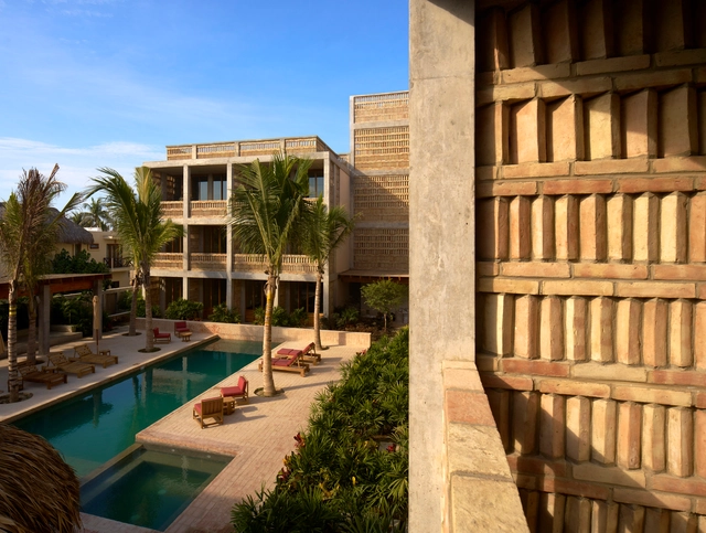 HOTEL HUMANO / Jorge Hernández de la Garza  - Fotografía exterior, Hoteles, Patio interior, Balcón, Pilares