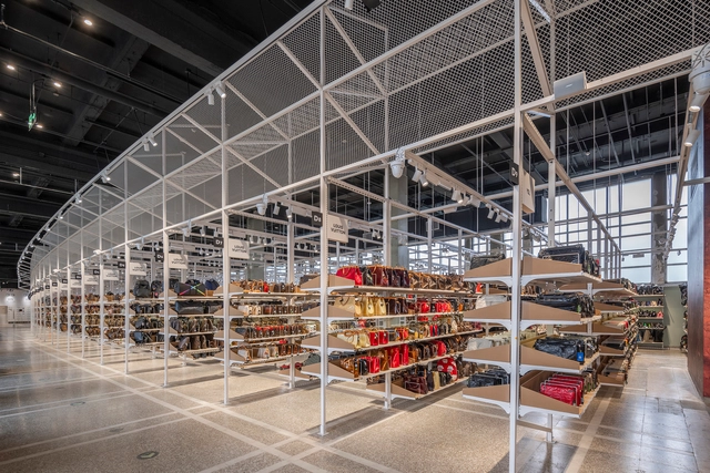 Centro comercial Super Zhuanzhuan / SpaceStation - Fotografía interior, Interiores Comerciales, Fijación Vigas