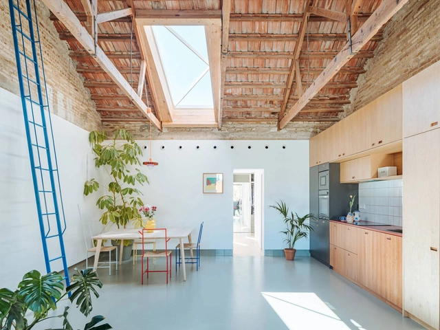 CASA CRUDA / MEII ESTUDIO - Fotografía interior, Interiores Residenciales, Cocina, Fijación Vigas, Sillas