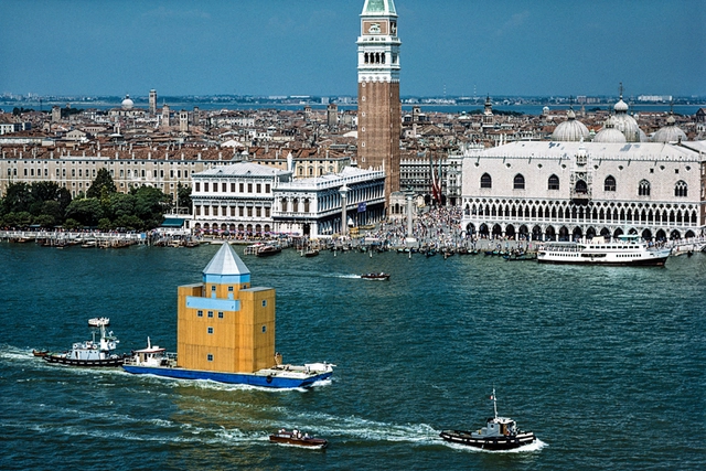 Entre la fantasía y la realidad: el Teatro del Mundo flotante de Aldo Rossi para la Primera Bienal de Arquitectura de Venecia - Imagen Principal