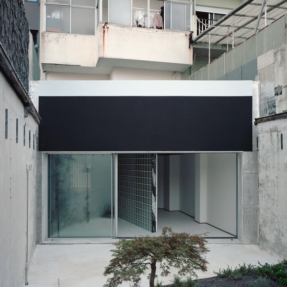 Oasis under a Building / fala - Interior Photography, Houses