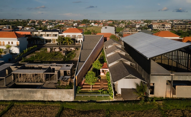 Restaurante Set N Rise Bali / Studio Kota Architecture - Fotografía exterior, Restaurantes & Bares, Patio interior