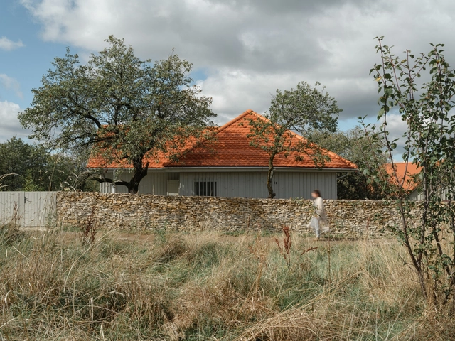 Recuperación de una casa de campo y un granero / Vlad Sebastian Rusu and Studio 82 - Casas
