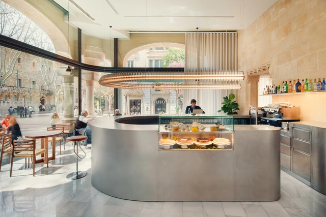 Café Renovation – CaixaForum Palma / VIVIM STUDIO - Fotografía interior, Restauraciones, Cocina, Arcada, Iluminación, Mesas, Sillas
