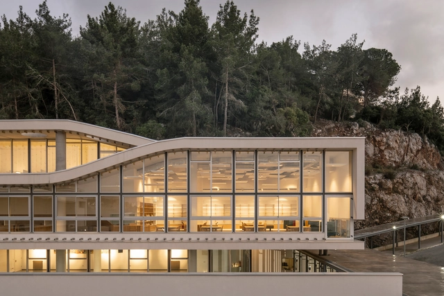 Collège Louise Wegmann / Dagher Hanna & Partners - Fotografia de Exterior, Escolas, Escada, Corrimão