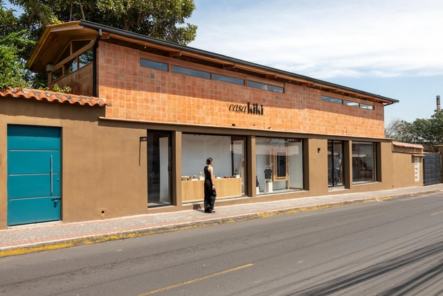 Bloque Este - espacio versátil / El Sindicato Arquitectura - Fotografía exterior, Tienda, Fachada, Puerta