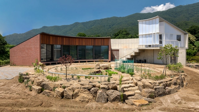 Casa que Abraça sua Horta / sukchulmok+BRBB Architects - Casas
