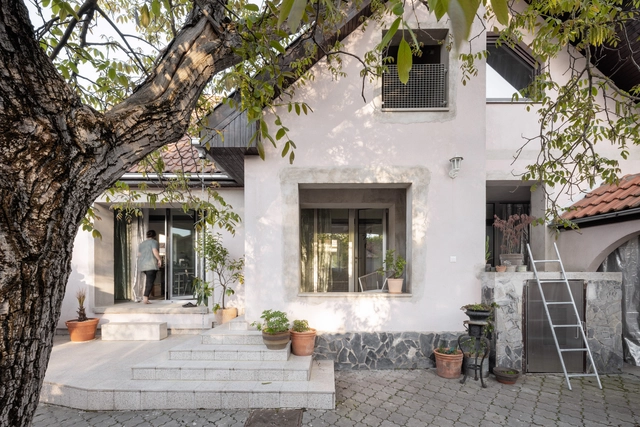 Reconstruction of a Reconstructed House / Kilo / Honc - Exterior Photography, Refurbishment, Door