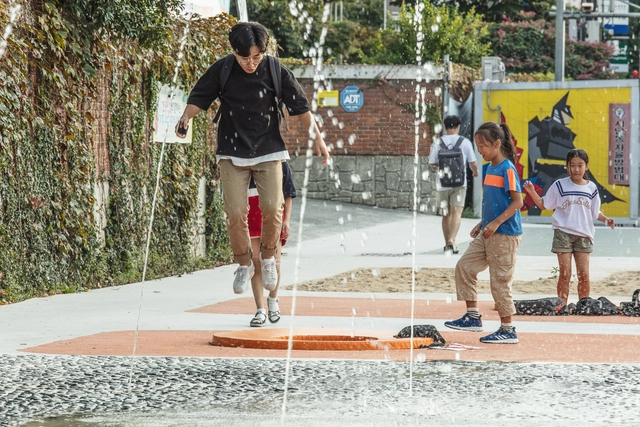 Construyendo ciudades para la infancia: calles que desaceleran, juegan y enseñan - Imagen Principal