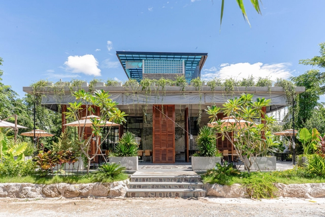 Café y Restaurante Phum Sambo / Khoan + Partners - Fotografía exterior, Renovación, Jardín