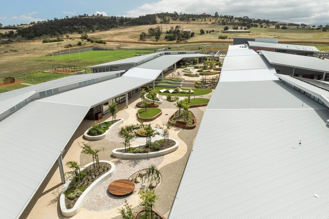 Brighton High School / JAWSARCHITECTS - Exterior Photography, Schools , Garden