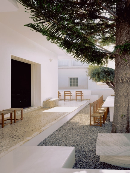 Concept Store & Bar 1OAM apotheke / Studio Andrew Trotter + Eva Papadaki - Fotografía interior, Tienda, Sillas