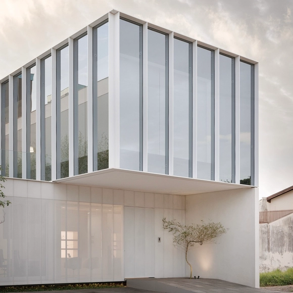 Sede Administrativa Med First / gruta.arquitetos - Edifícios De Escritórios