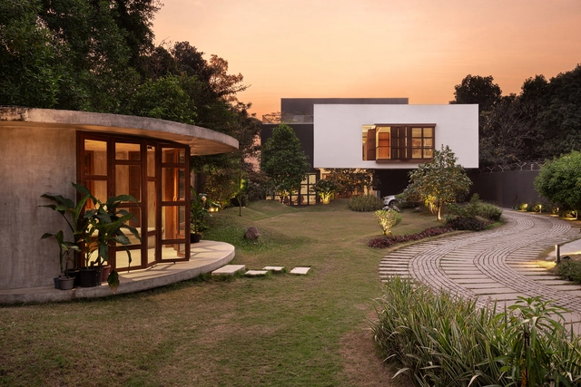 Cantilever Residence / Abin Design Studio - Exterior Photography, Sustainability, Garden