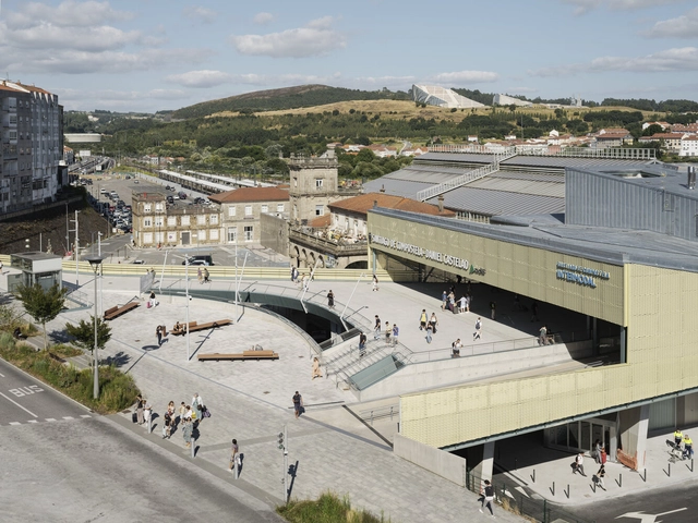 Estación de Tren y Pasarela Peatonal / Estudio Herreros - Fotografía exterior, Estación De Trenes