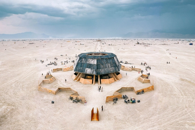Burning Man 2025: 8 Temporary Installations in the Black Rock Desert - Featured Image