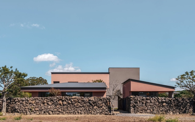 Stone Wall Stay House / Atelier O - Residential Architecture