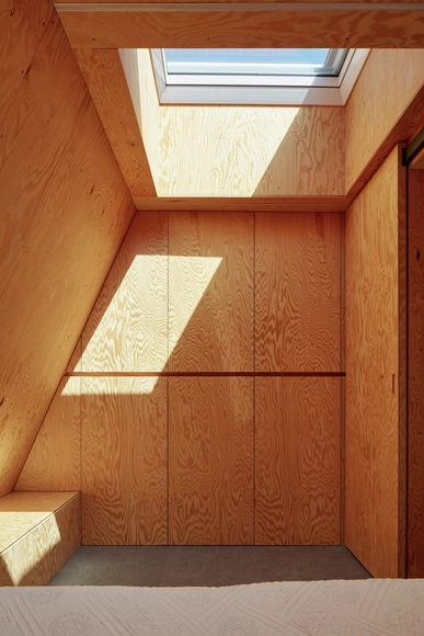 驾驭垂直照明：营造空间纵深感与舒适度的策略 - 主图