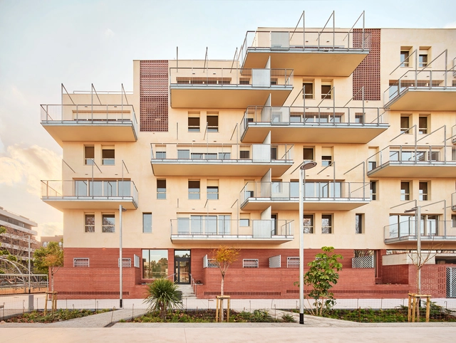 50 Viviendas sociales – DE PEUS A TERRA i el cap pels núvols / Miel Arquitectos + MARMOLBRAVO + MADhel - Fotografía exterior, Vivienda Social, Fachada, Balcón
