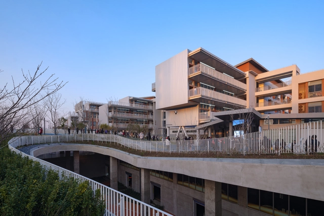 Ampliação e Renovação de Escola Primária e Complexo Urbano de Infraestrutura Integrada / Atelier Archmixing - Escolas