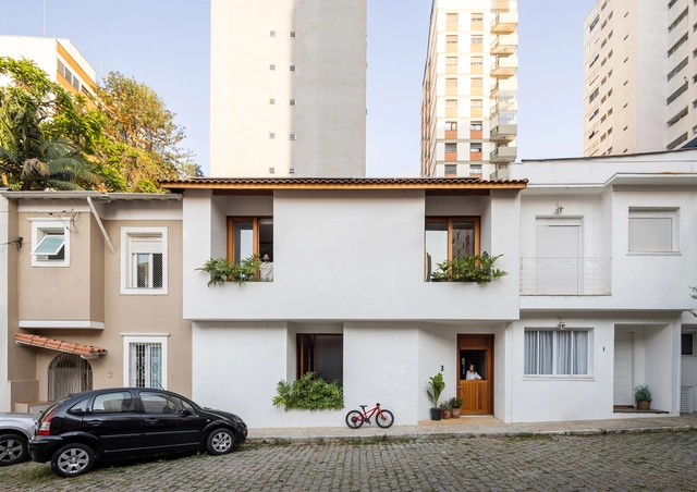 Village House / Peninsula Arquitetura - Exterior Photography, Houses, Facade, Door, Balcony
