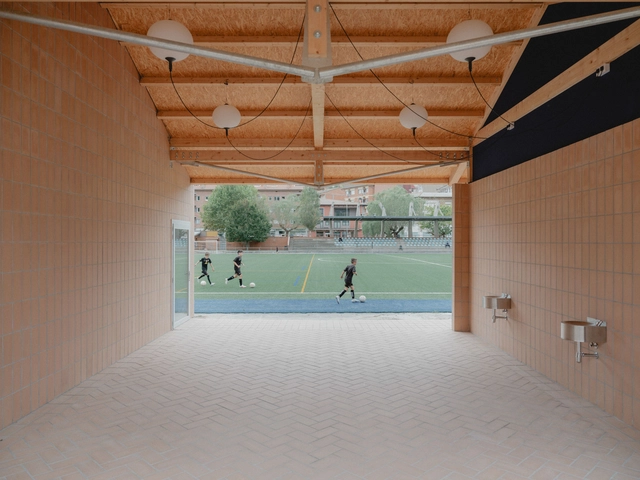 Ripoll — Vestuarios y sala multiusos / MH.AP Studio + Sergi Serrat - Recreación Y Entrenamiento